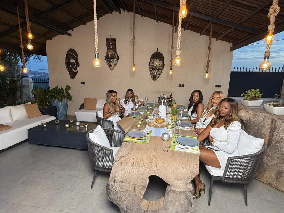 Patio, People, BBQ facilities, Balcony/Terrace, Food and drinks, Seating area, Drinks