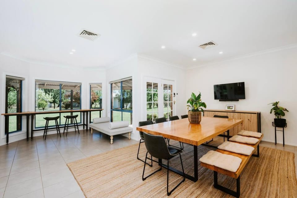 TV and multimedia, Dining area