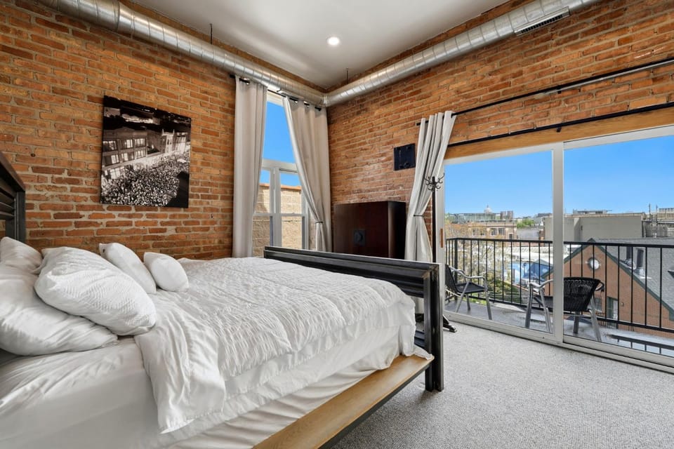 Amazing Wicker Park Penthouse with Skyline Views House in Wicker Park