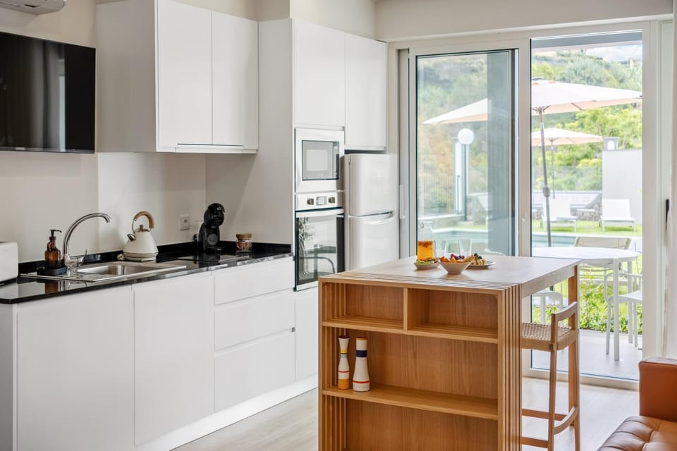 Coffee/tea facilities, Kitchen or kitchenette, Dining area, toaster