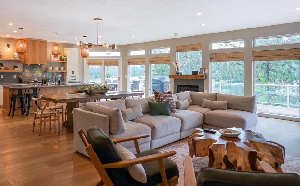Elegant Waterfront Retreat House in Post Falls