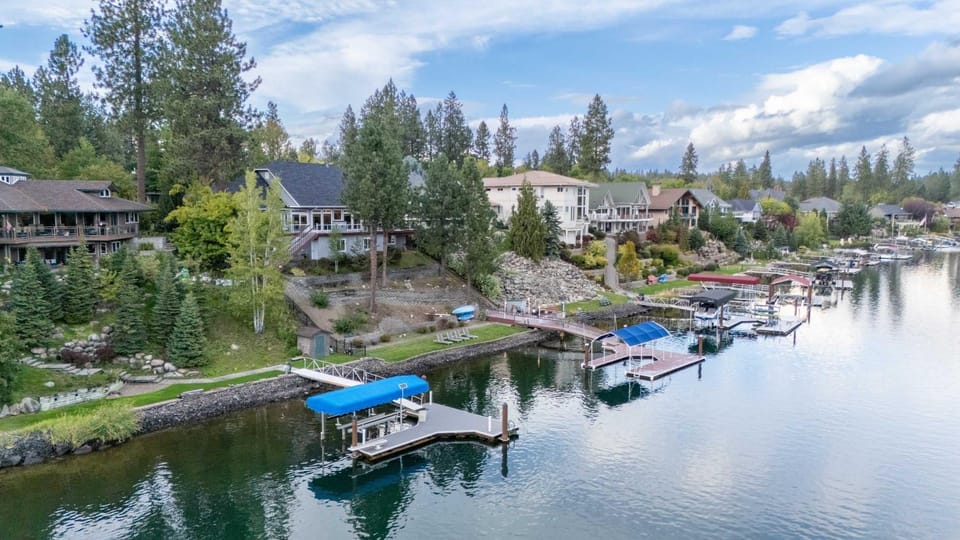 Elegant Waterfront Retreat House in Post Falls