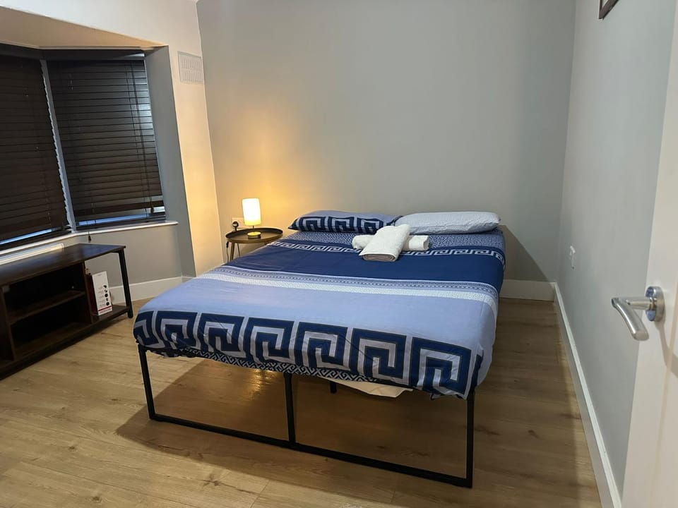 Spacious 3BR Home - Pool Table - Games - Sleeps 9 House in Salford