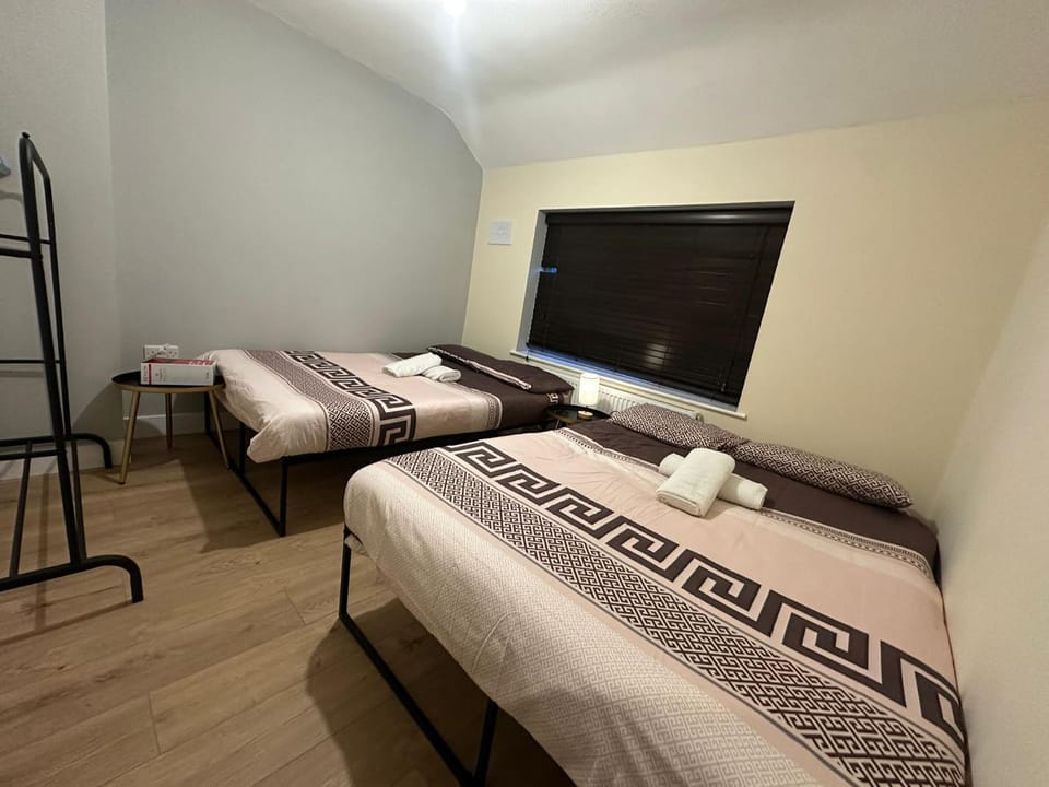 Spacious 3BR Home - Pool Table - Games - Sleeps 9 House in Salford