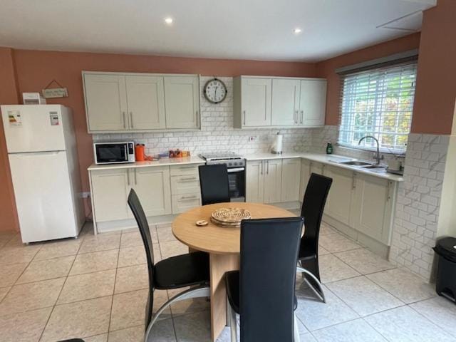 Coffee/tea facilities, Kitchen or kitchenette, Dining area, oven, stove