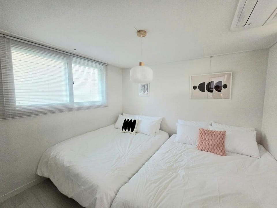 Bed, Photo of the whole room, air conditioner