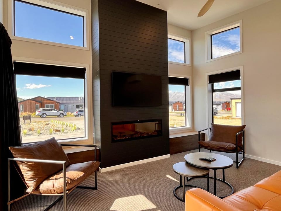 TV and multimedia, Living room, Seating area, fireplace