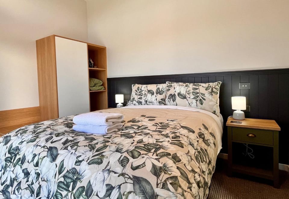 Bedroom, towels