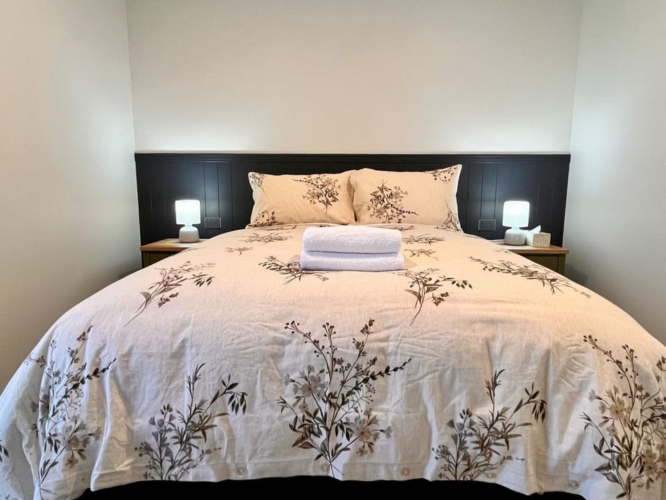 Bedroom, towels