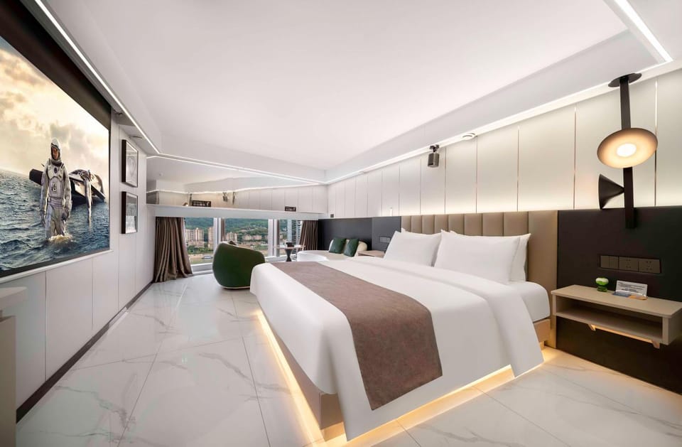 TV and multimedia, Photo of the whole room, Seating area, Bedroom