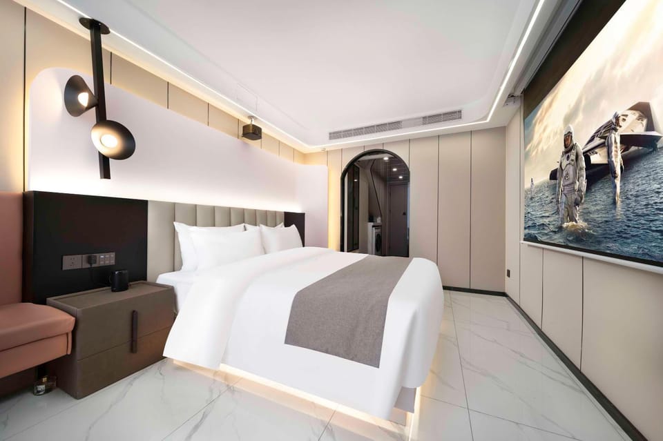 TV and multimedia, Photo of the whole room, Bedroom