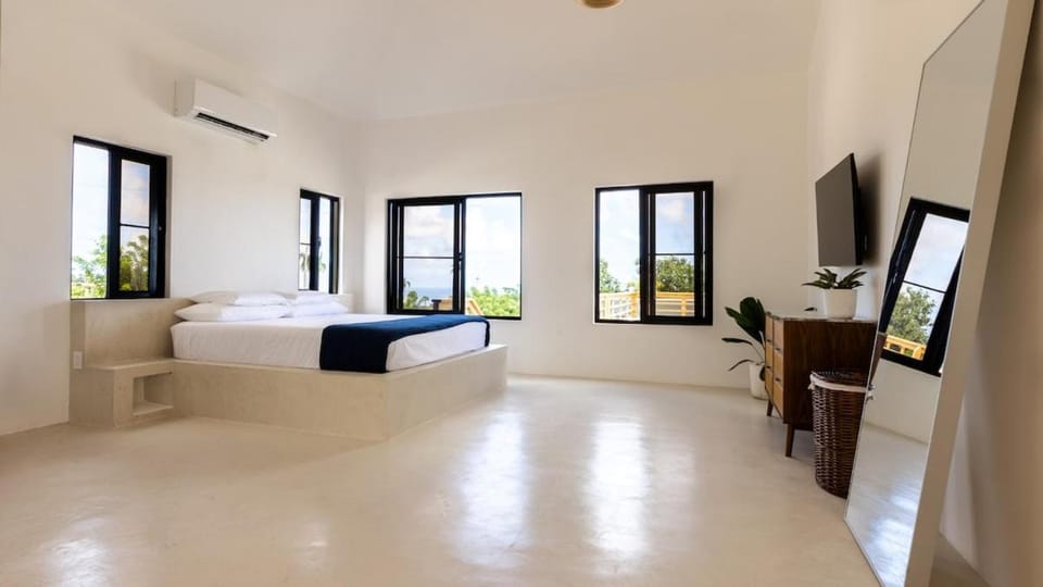 Private Villa-Infinity Pool-26 guests capacity-14 King Size Beds-8 bedrooms-8 and half baths Villa in Cabrera