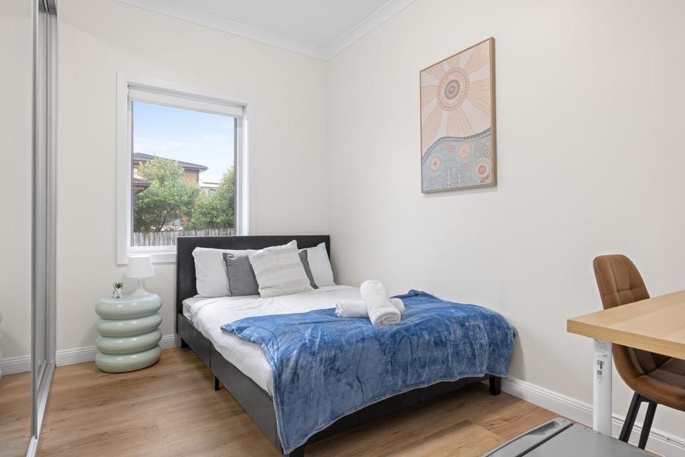 Inviting Double Room with Sunlit Comfort - Matraville - Shared Bathroom and Kitchen Bed and Breakfast in Sydney