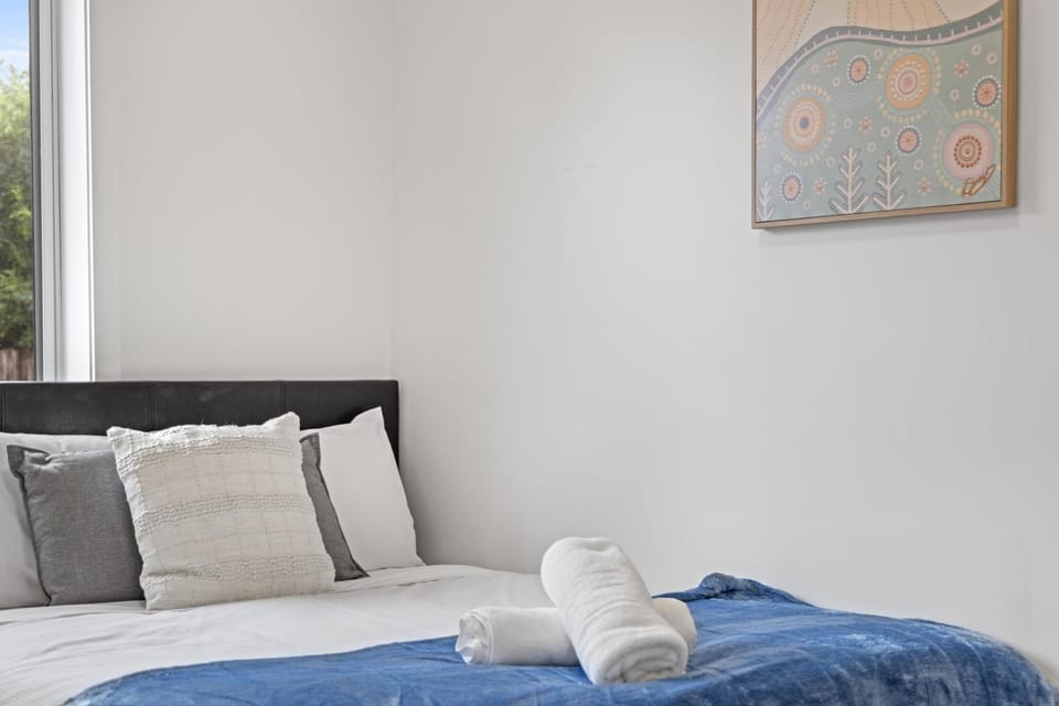 Inviting Double Room with Sunlit Comfort - Matraville - Shared Bathroom and Kitchen Bed and Breakfast in Sydney