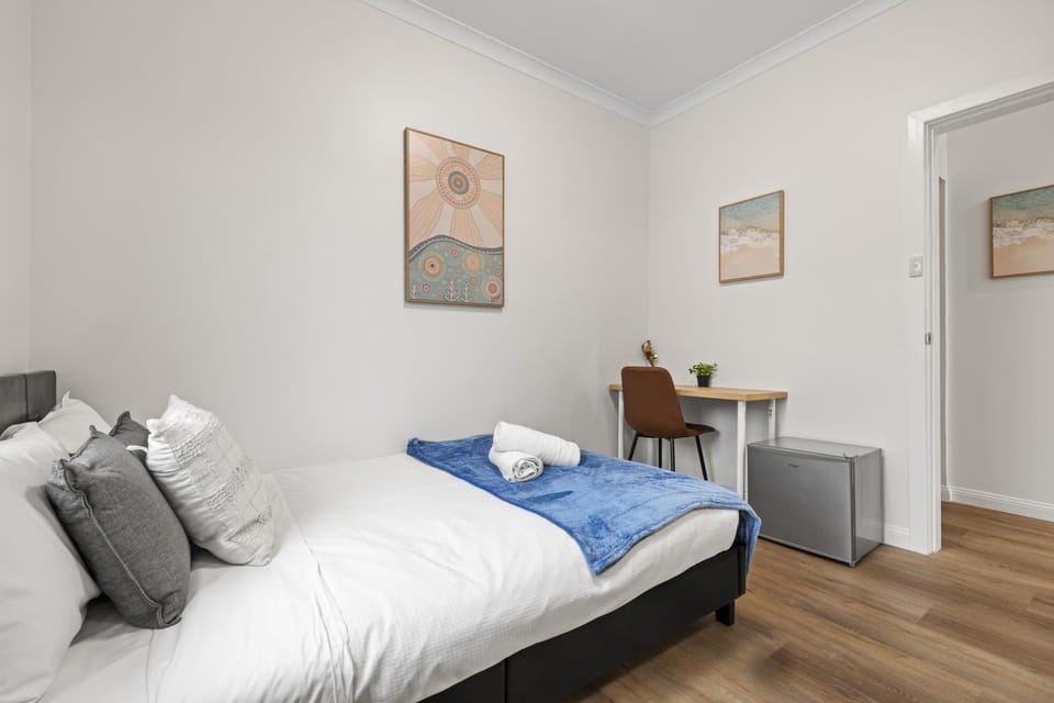 Inviting Double Room with Sunlit Comfort - Matraville - Shared Bathroom and Kitchen Bed and Breakfast in Sydney