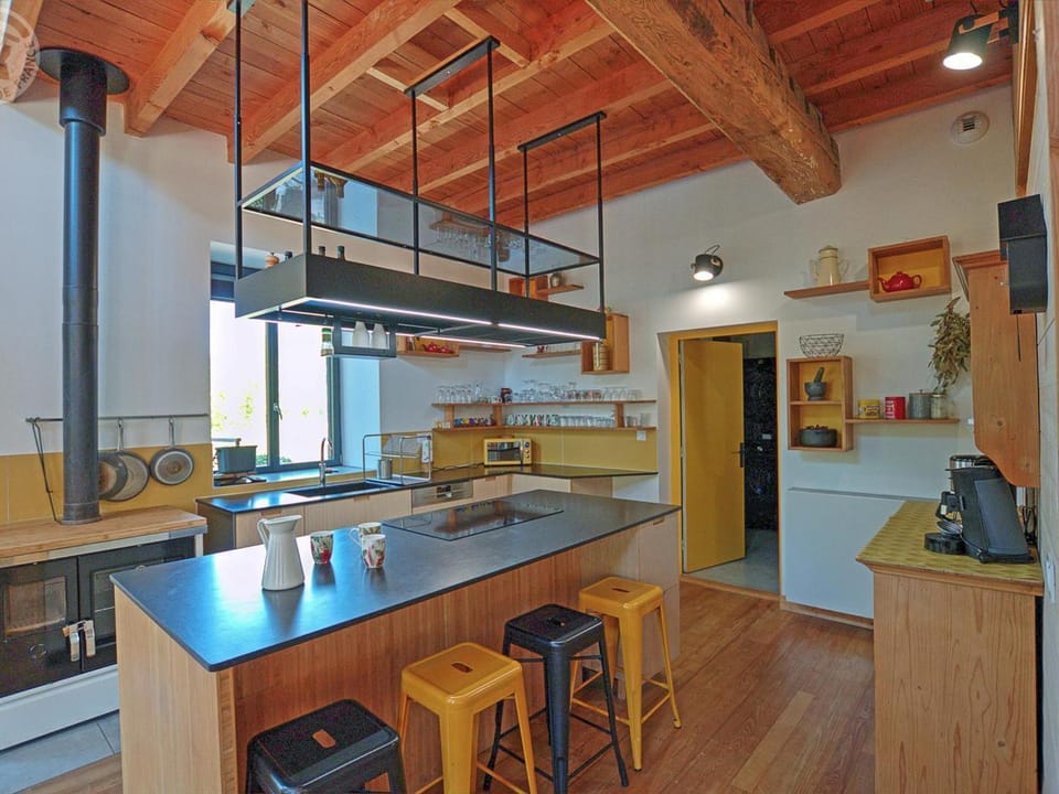 Gîte charmant avec terrasse, billard, et animaux acceptés - FR-1-496-377 House in Auvergne-Rhône-Alpes