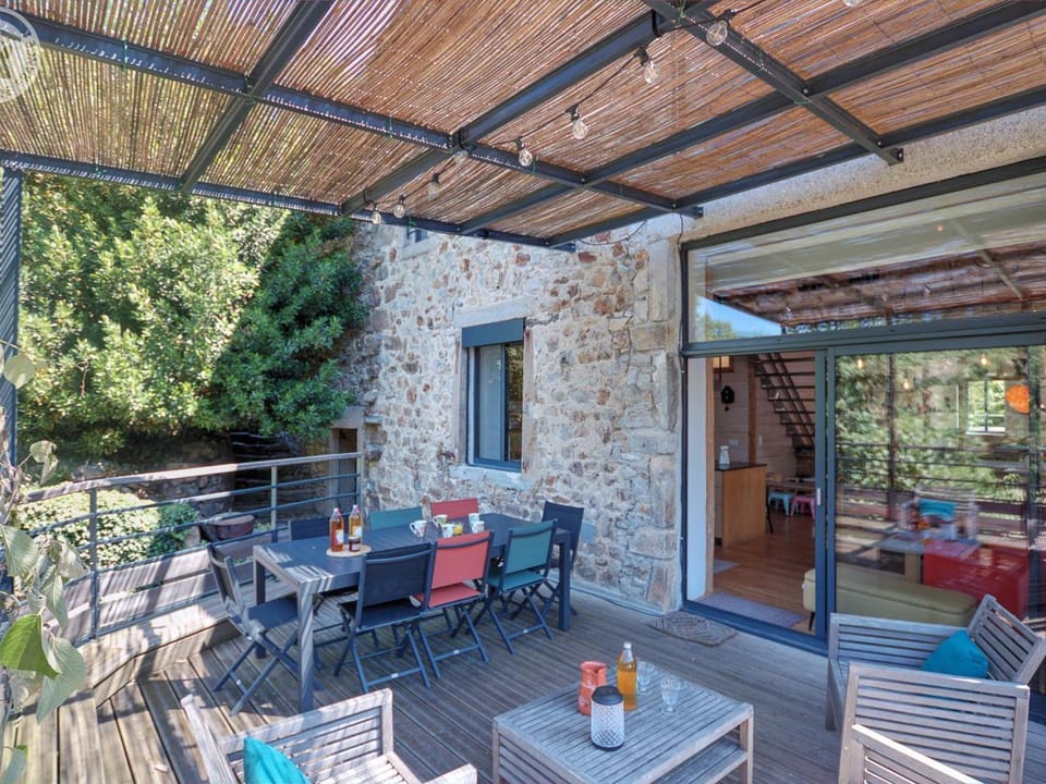 Gîte charmant avec terrasse, billard, et animaux acceptés - FR-1-496-377 House in Auvergne-Rhône-Alpes
