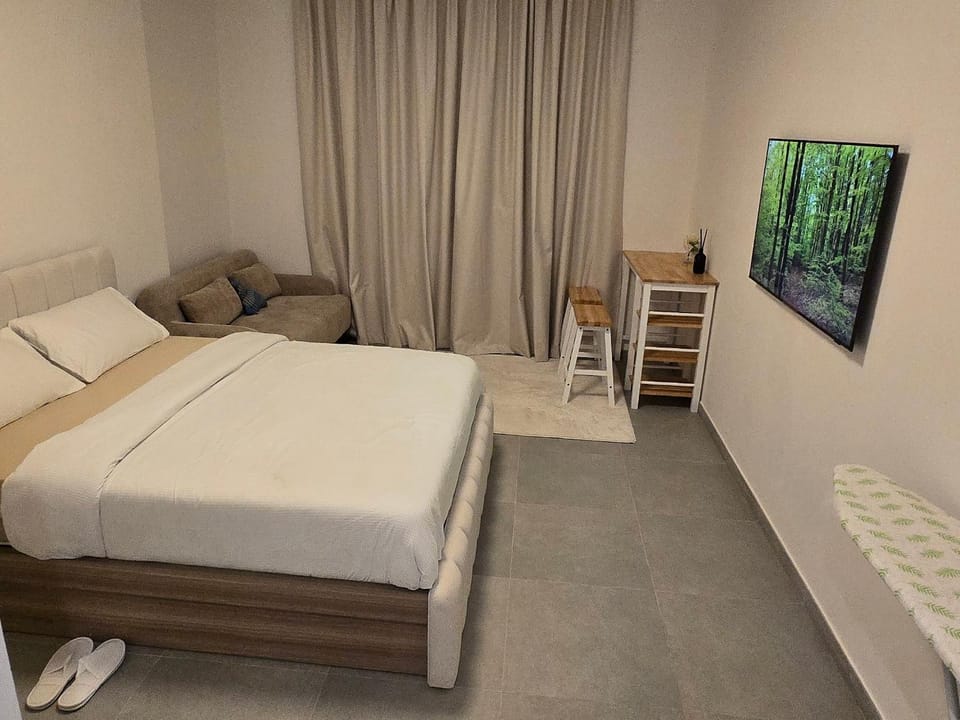 Bed, TV and multimedia, Photo of the whole room, Bedroom
