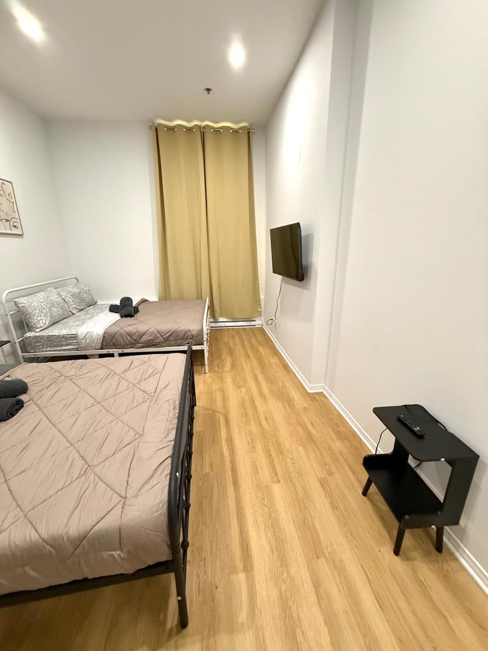 Big studio 4 persons apartment with Private FREE Parking Apartment in Laval
