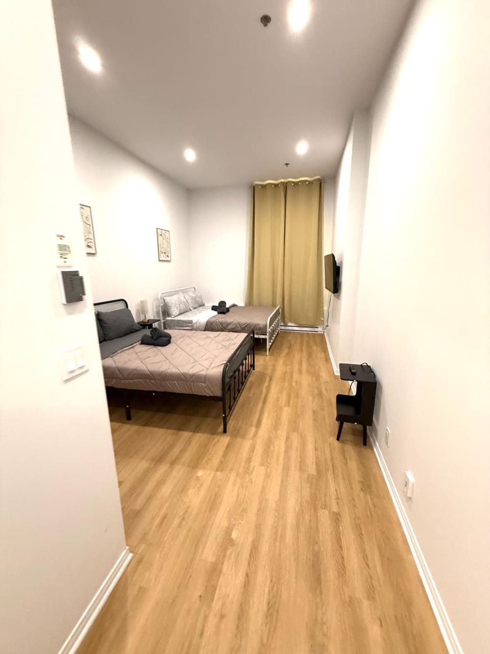 Big studio 4 persons apartment with Private FREE Parking Apartment in Laval