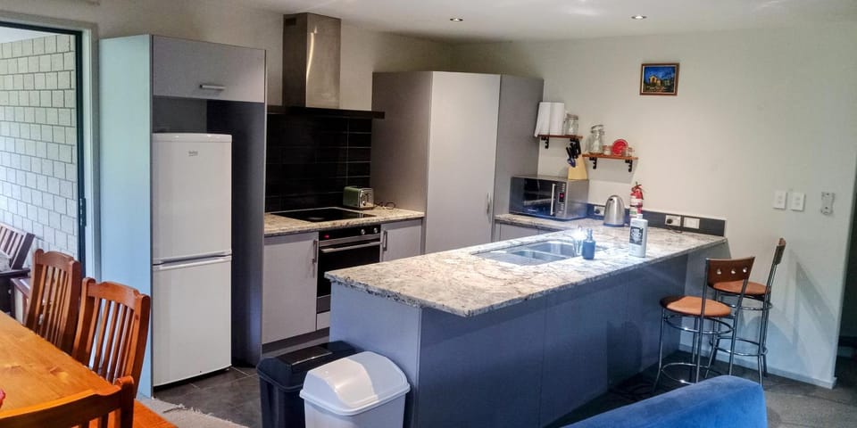 Kitchen or kitchenette, Dining area, stove