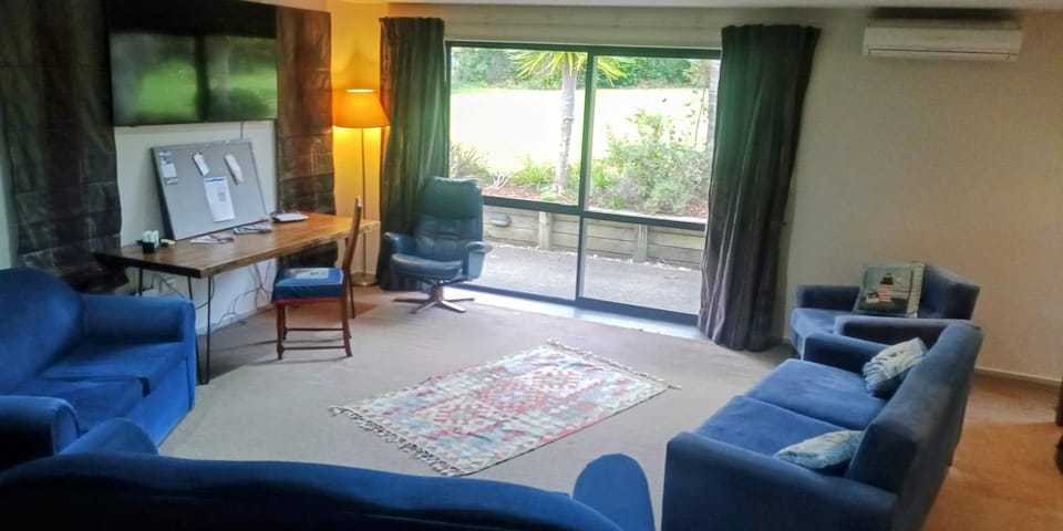 TV and multimedia, Living room, Seating area, Evening entertainment