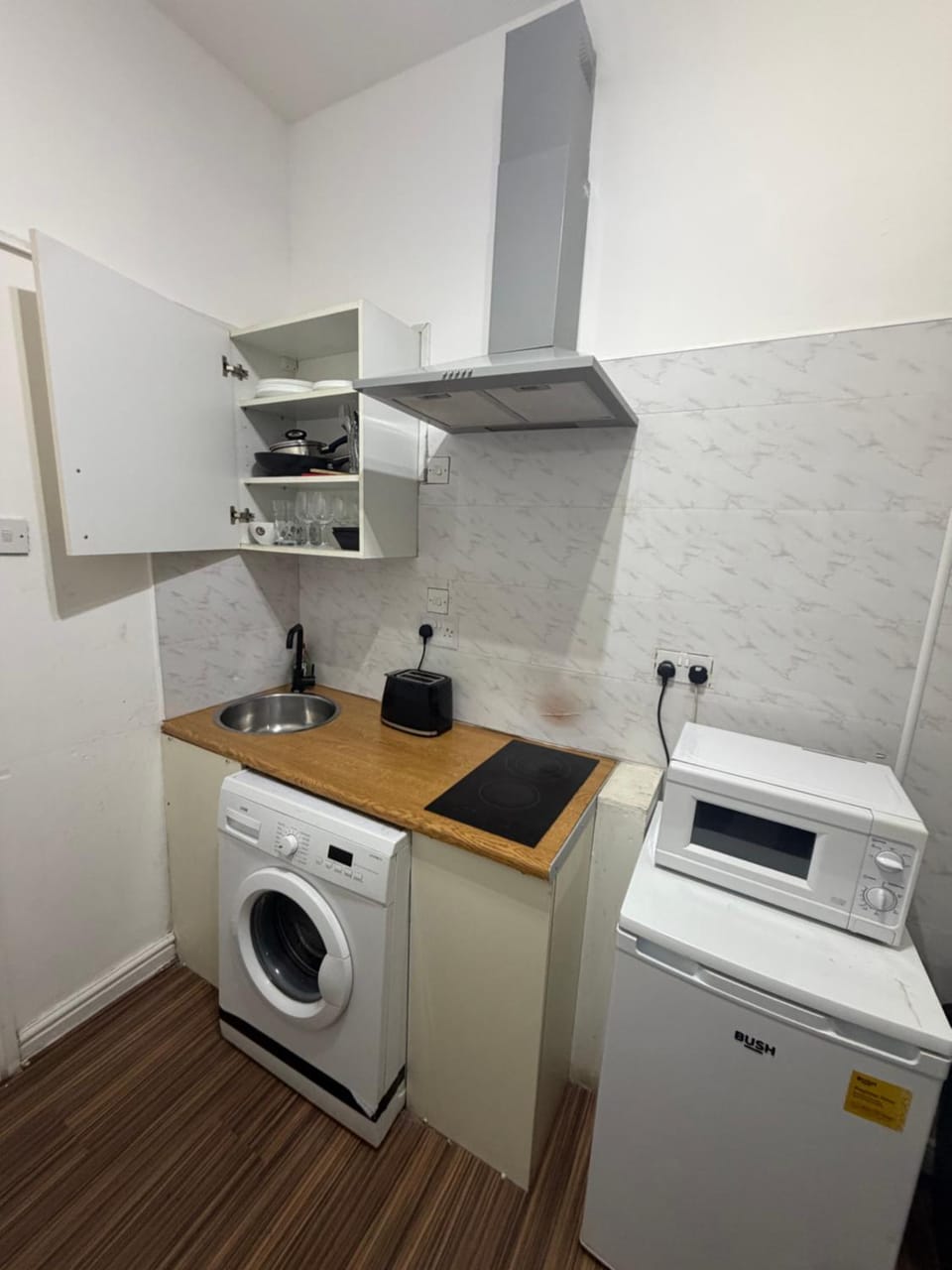 Kitchen or kitchenette, stove, toaster, washing machine