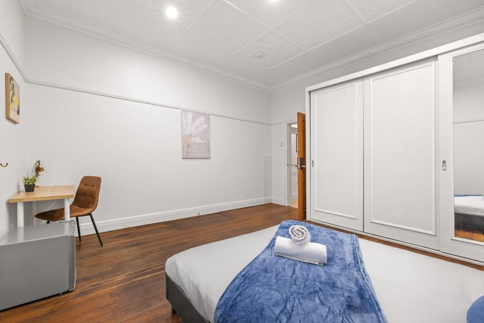 Kensington Double Room - Central & Affordable - Shared Bathroom & Kitchen Bed and Breakfast in Kensington