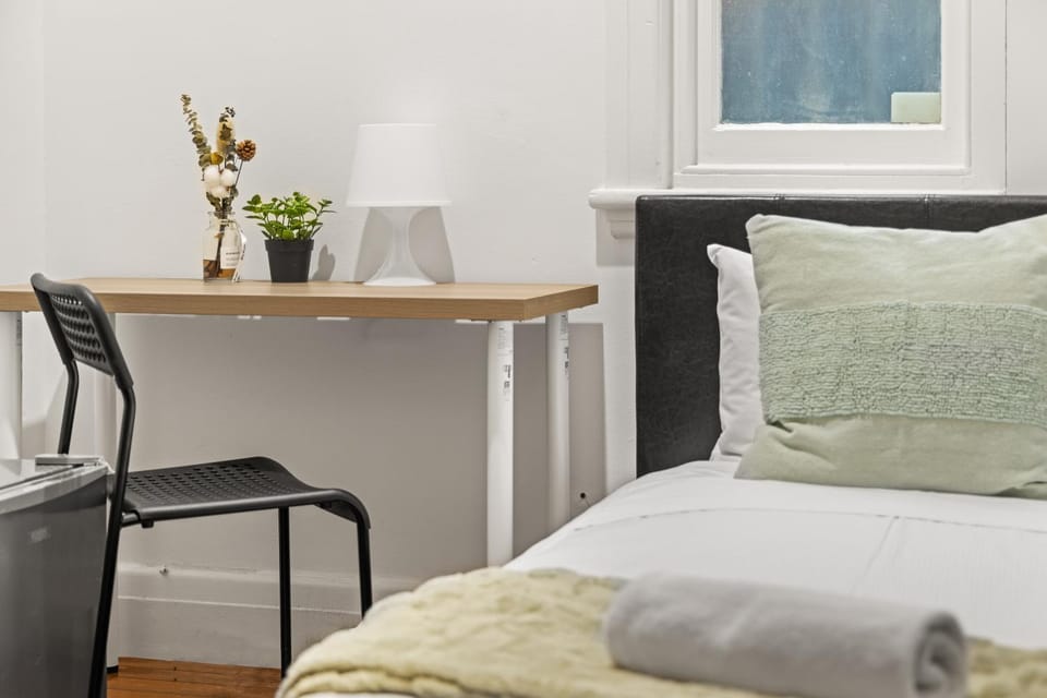 Kensington Single Room - Central & Affordable - Shared Bathroom & Kitchen Bed and Breakfast in Kensington