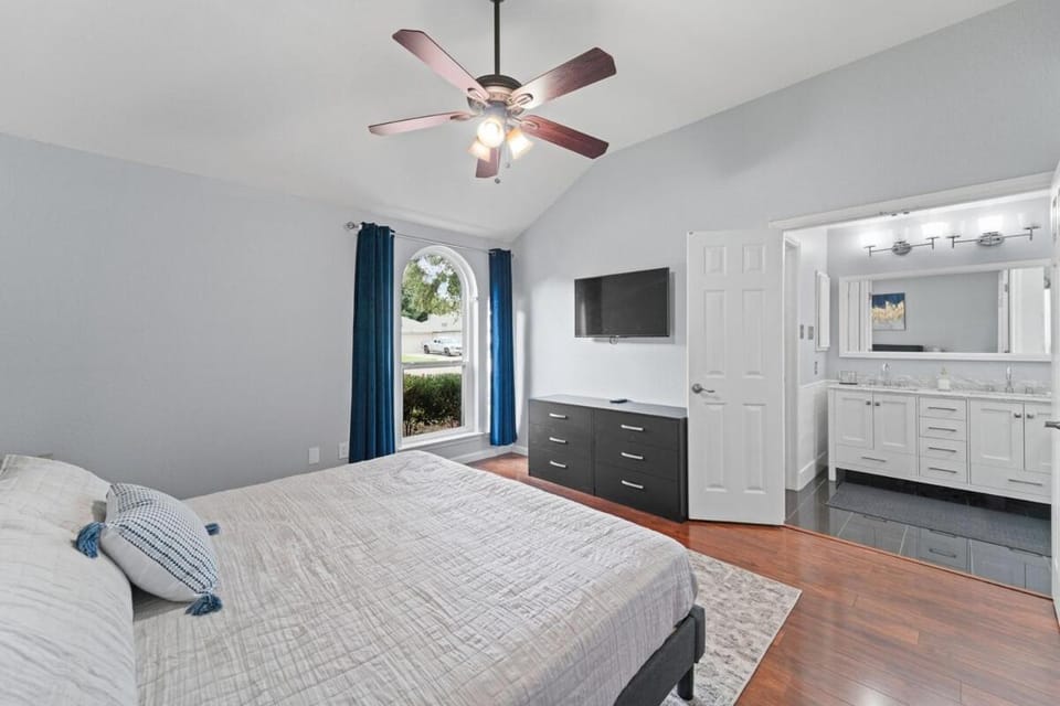 CasaLuna Family Getaway w Pool! Epic Waters & Near Stadiums! House in Arlington