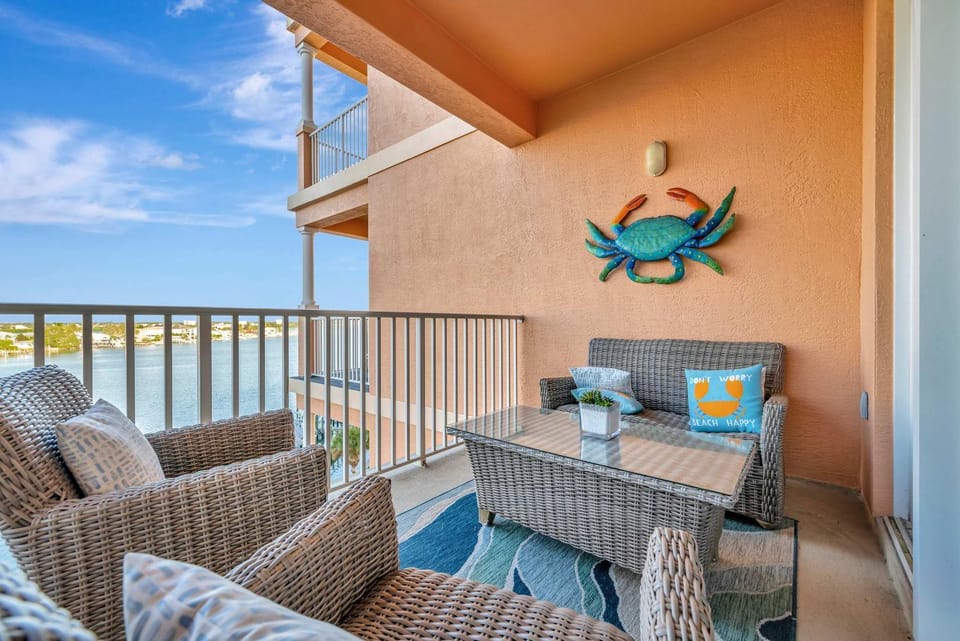 Waterfront 3B Balcony Hot Tub & Pool near Beach House in Clearwater Beach