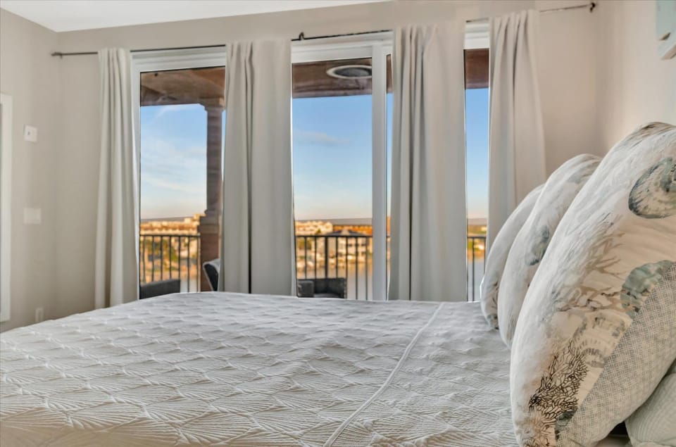 Waterfront 3B Balcony Hot Tub & Pool near Beach House in Clearwater Beach