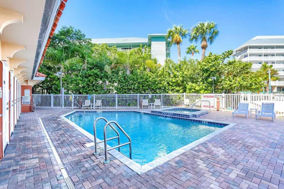 Waterfront 3B Balcony Hot Tub & Pool near Beach House in Clearwater Beach