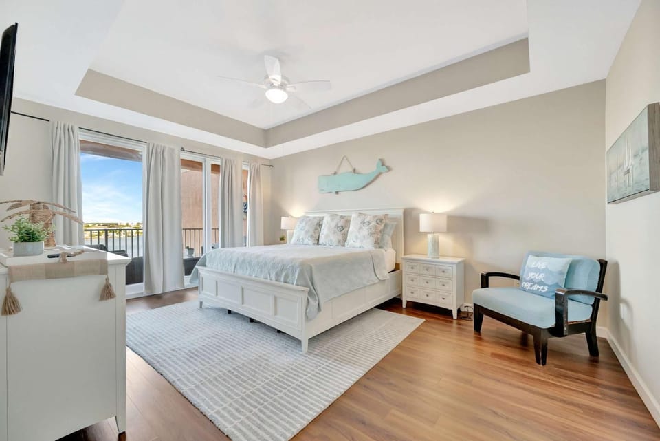 Waterfront 3B Balcony Hot Tub & Pool near Beach House in Clearwater Beach