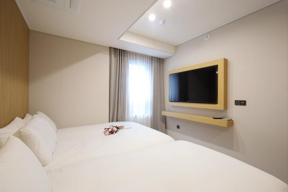 Bed, TV and multimedia, Photo of the whole room, Bedroom