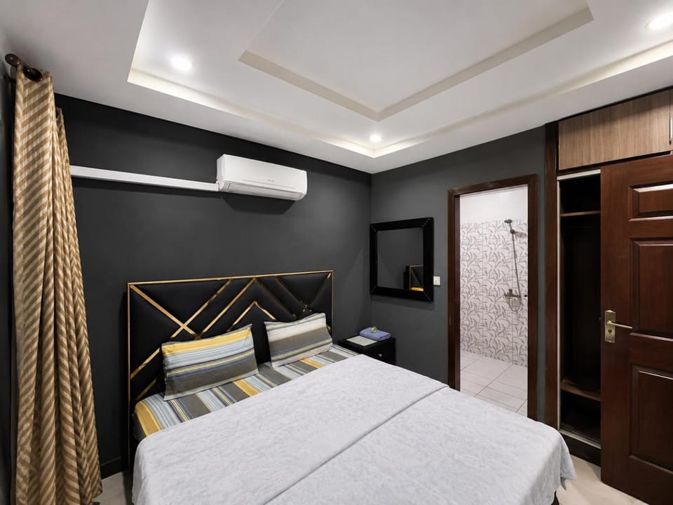 Property building, Bed, Photo of the whole room, Seating area, Bedroom, shuttle, shuttle, wardrobe, air conditioner