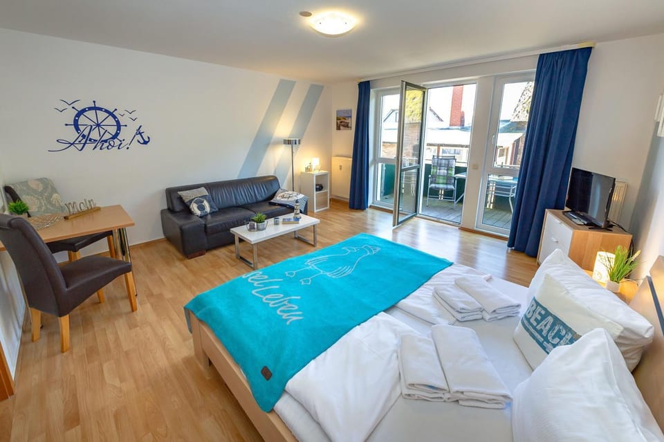 Bed, TV and multimedia, Living room, Photo of the whole room, Seating area