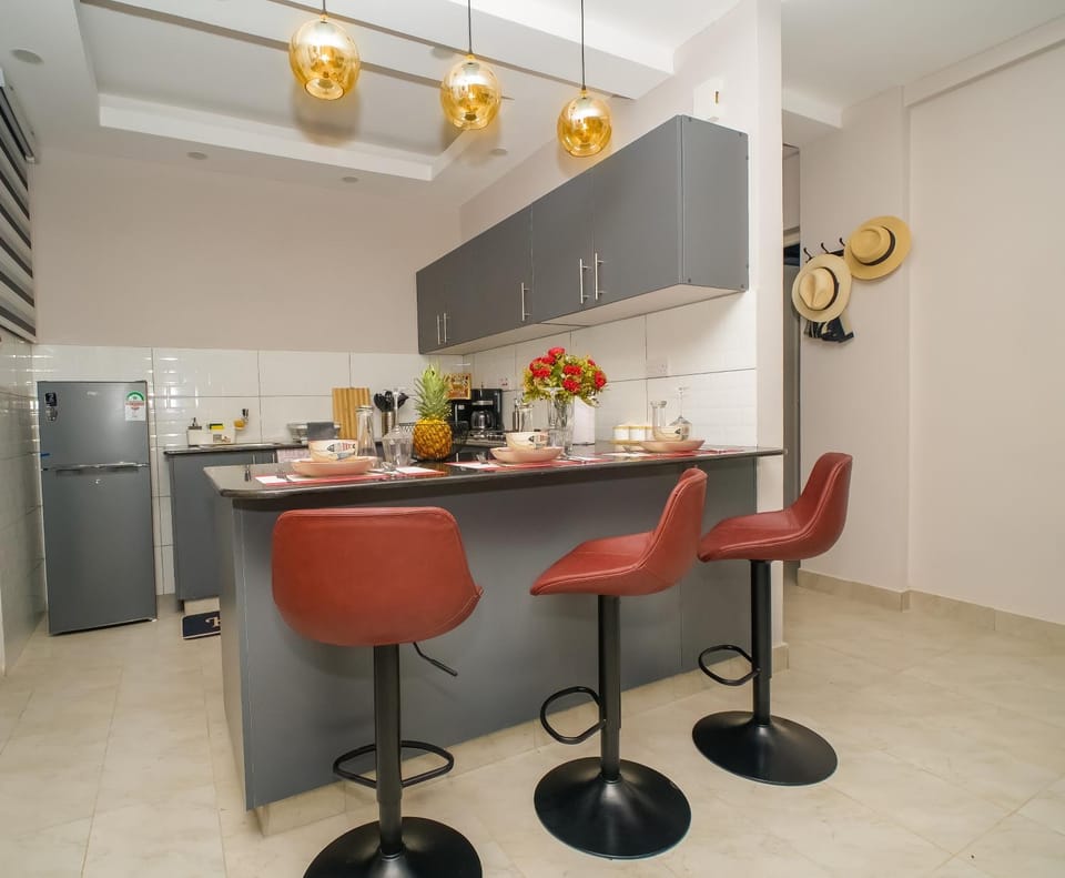 Kitchen or kitchenette, Dining area