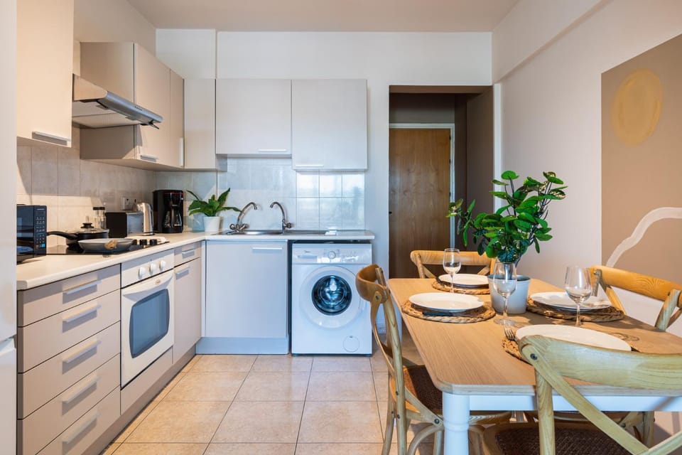 Kitchen or kitchenette, Dining area, washing machine