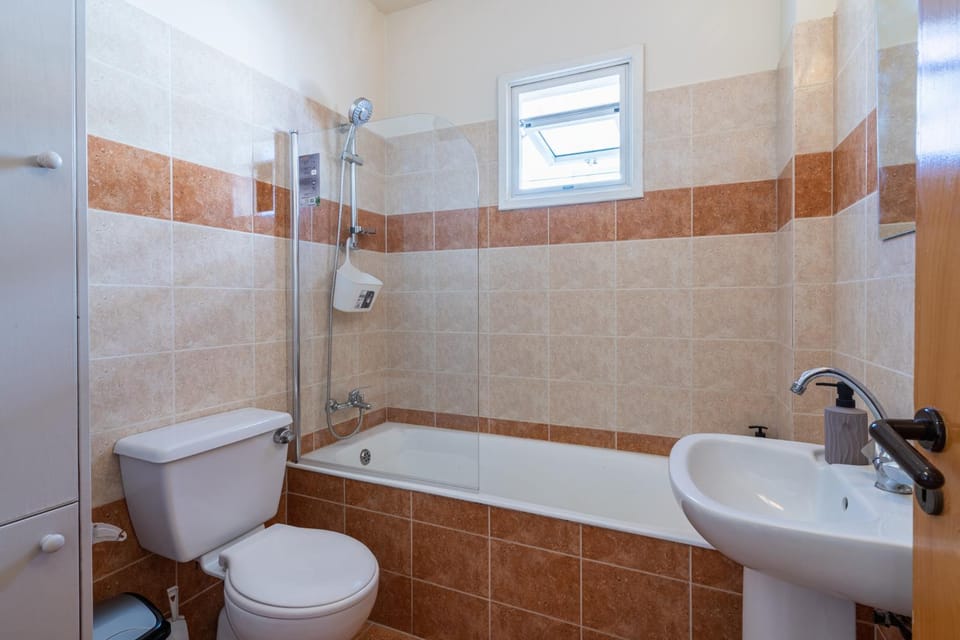 Shower, Toilet, Bathroom, Bath, towels
