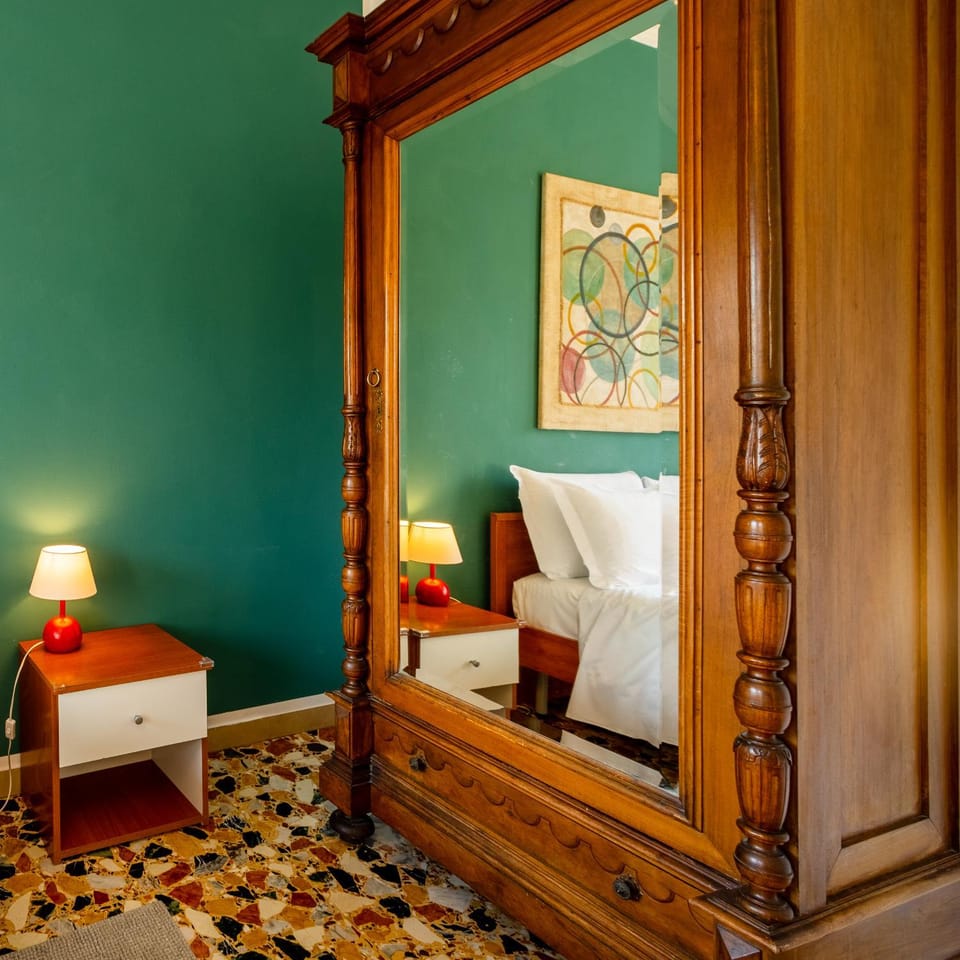 Photo of the whole room, Bedroom