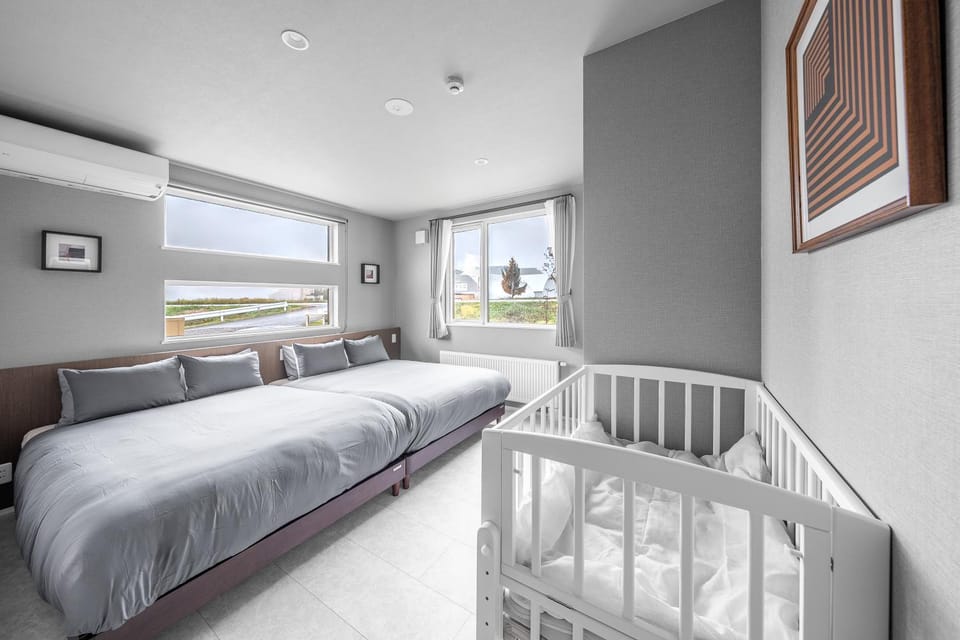 Bedroom, cot