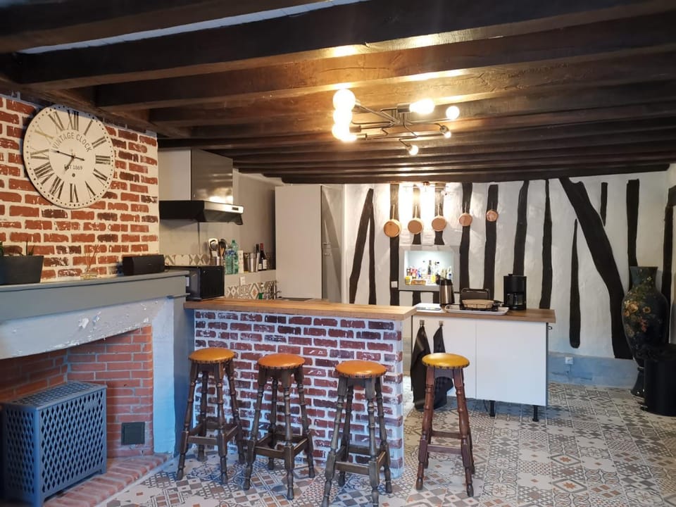 Kitchen or kitchenette, Lounge or bar