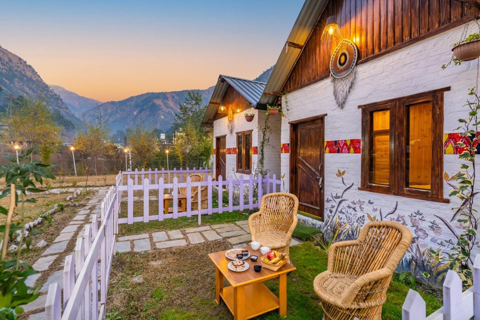 Property building, Patio, Spring, Day, Natural landscape, Garden, View (from property/room), Balcony/Terrace, Dining area, Garden view, Mountain view