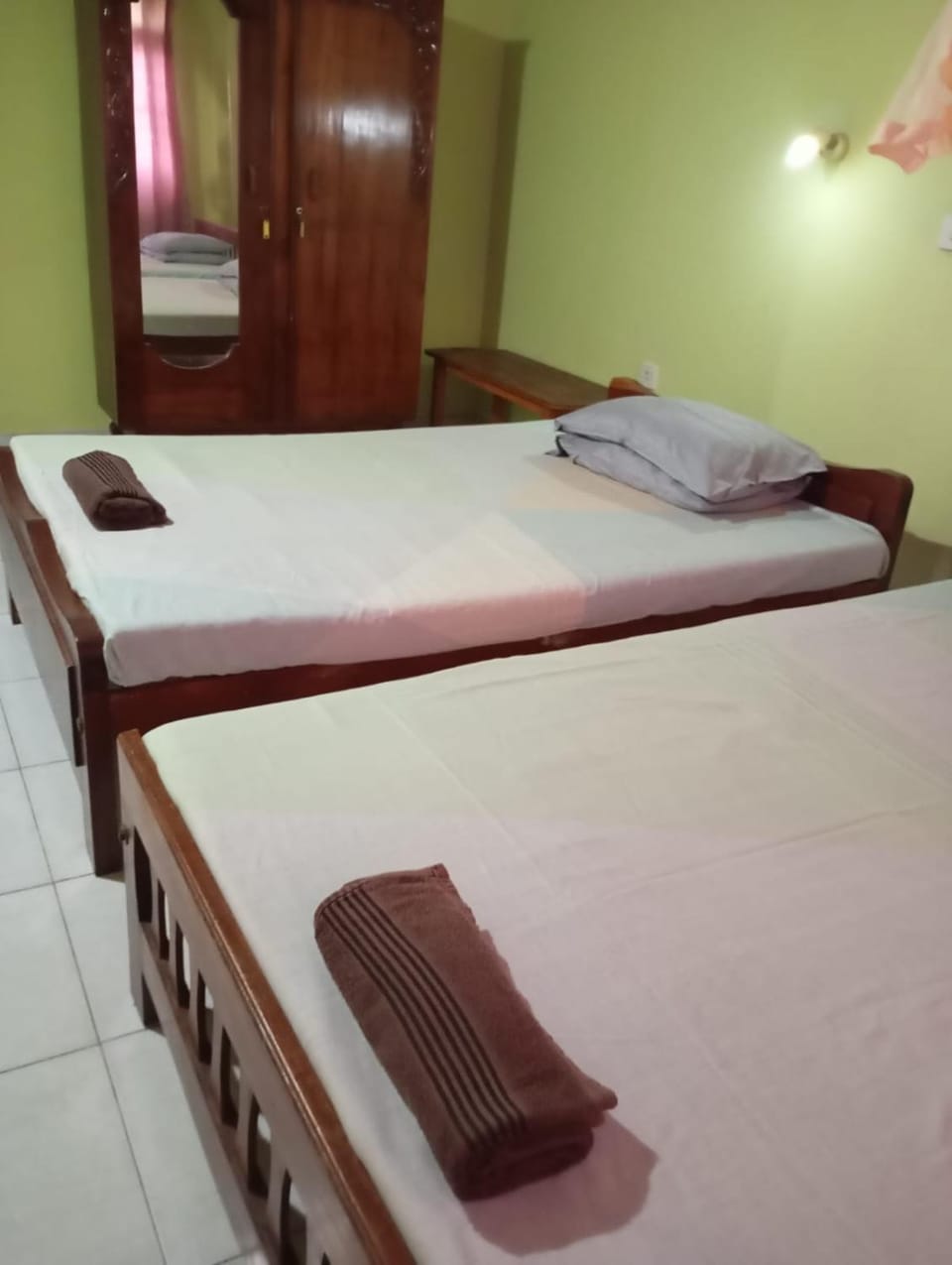 Bed, Bedroom, towels