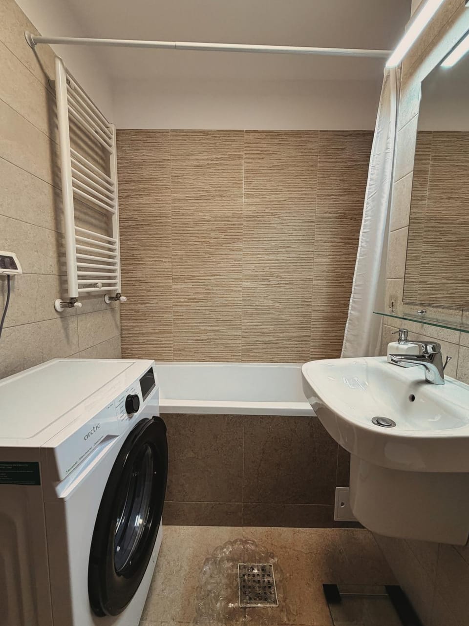 Bathroom, Bath, towels, washing machine, dryer