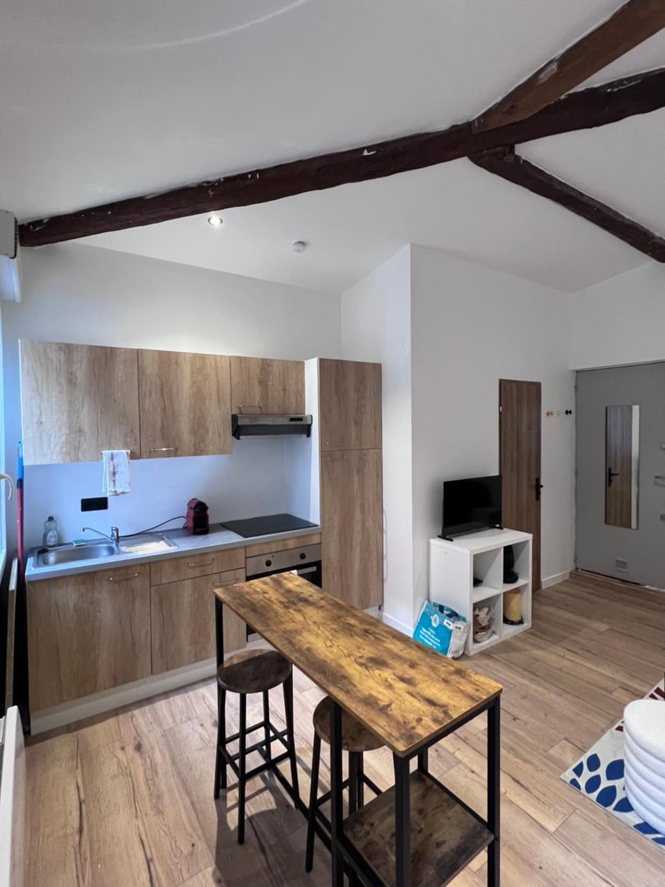 Living room, Bedroom, oven, stove, kitchen