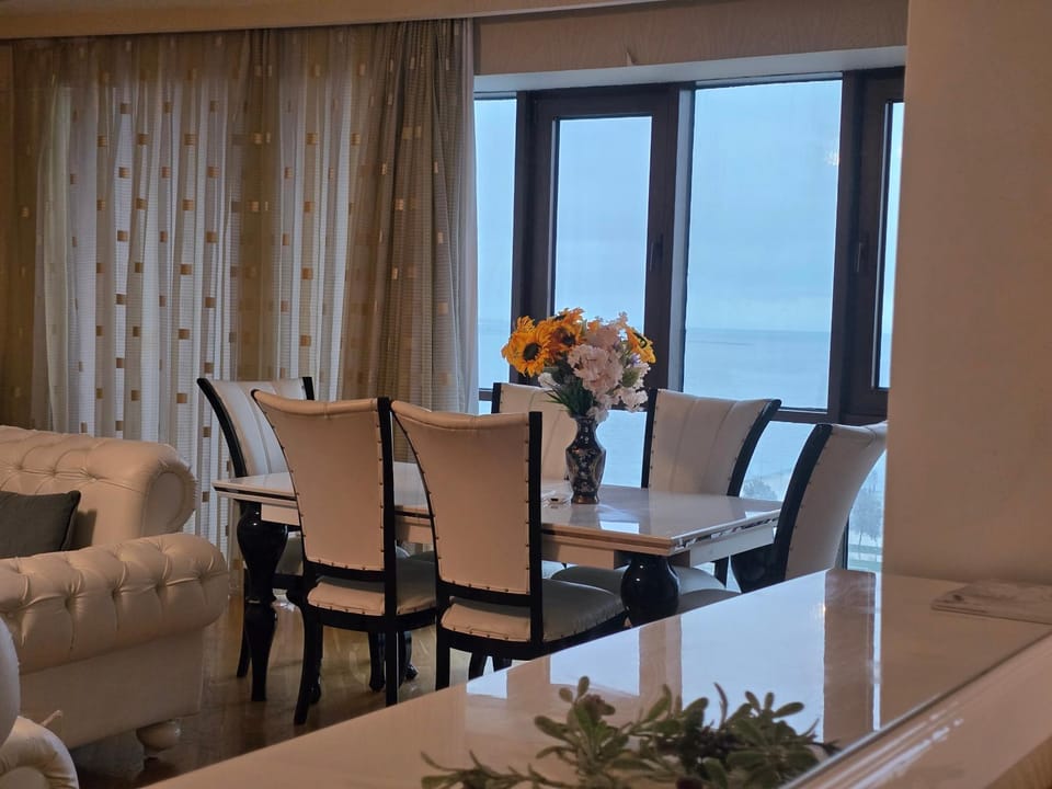 Living room, Seating area, Dining area