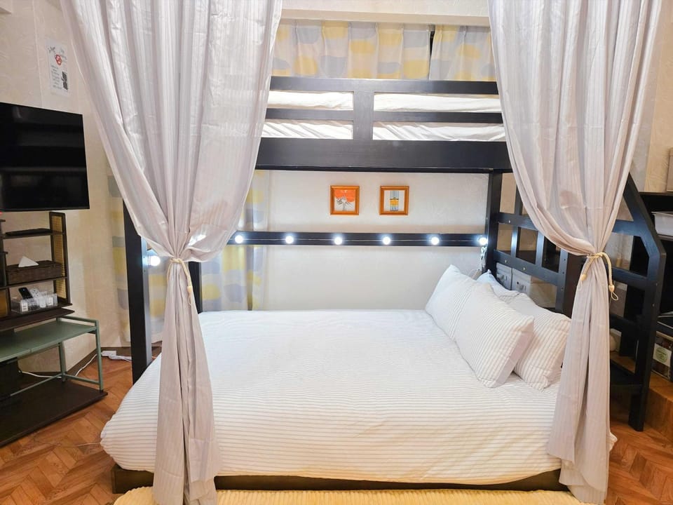 Bed, TV and multimedia, Bedroom