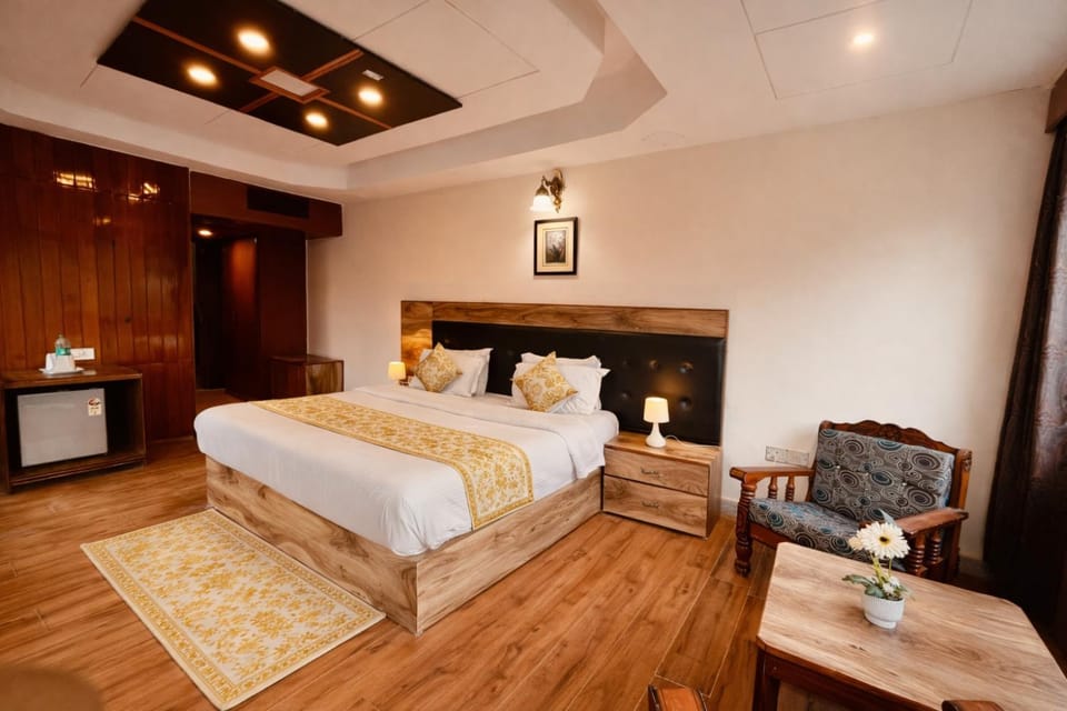 Hotel Out Town Manali !! Near Mall Road ! Parking ! lift ! Best Family Hotel Hotel in Manali